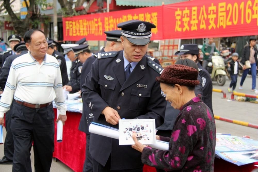 县委常委,公安局长韩运发带领民警走上街头,向群众宣传110.