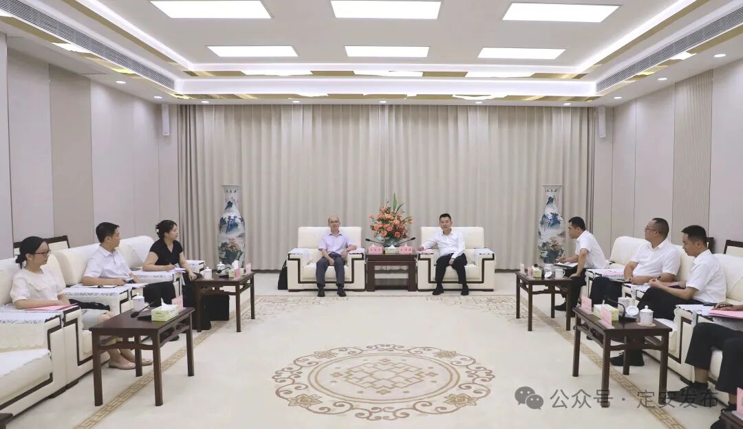 王英诚会见海南省邮政管理局党组书记、局长丰圣少