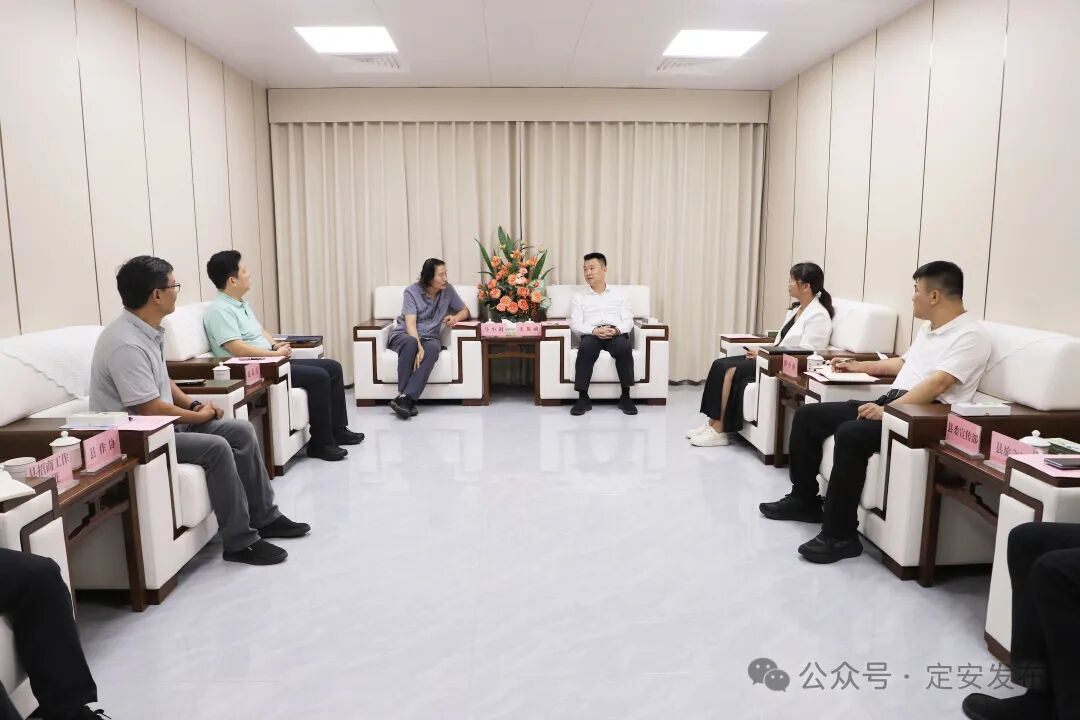 王英诚会见海南电影制片厂董事长马小钢